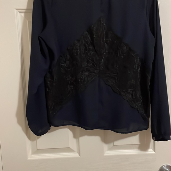 🛍️EUC Loft blouse with black lace accents 271 - Picture 3 of 5